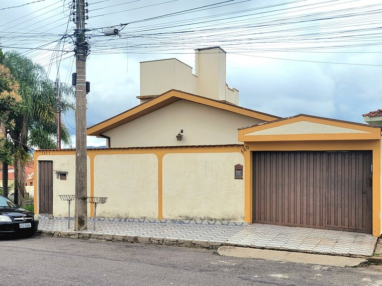 Casa Amarela -04 quartos, vista TOP, churrasqueira
