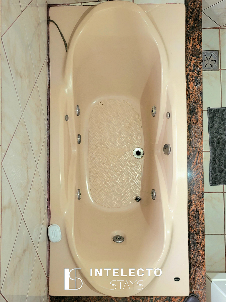 Casa Amarela -04 quartos, vista TOP, churrasqueira