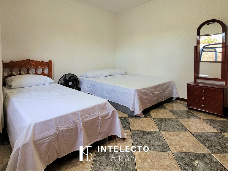 Casa Amarela -04 quartos, vista TOP, churrasqueira