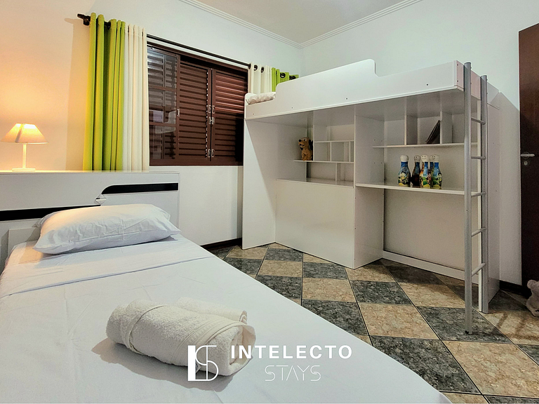 Casa Amarela -04 quartos, vista TOP, churrasqueira