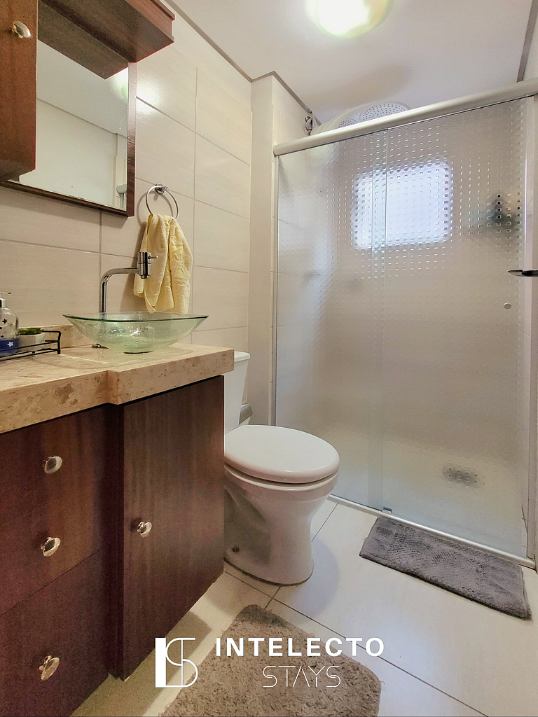 Apê Área Central, lindo, com varanda e 2 qtos