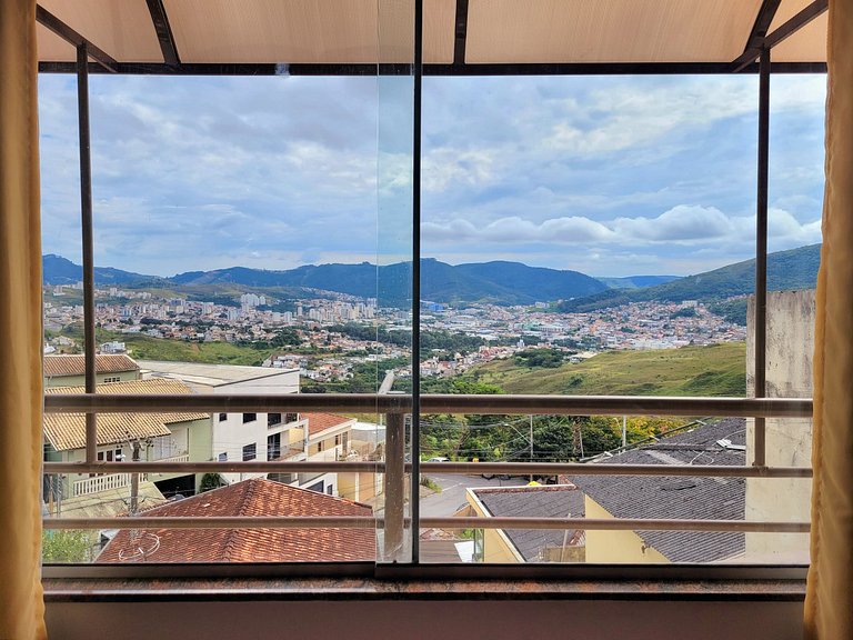 Casa Amarela -04 quartos, vista TOP, churrasqueira