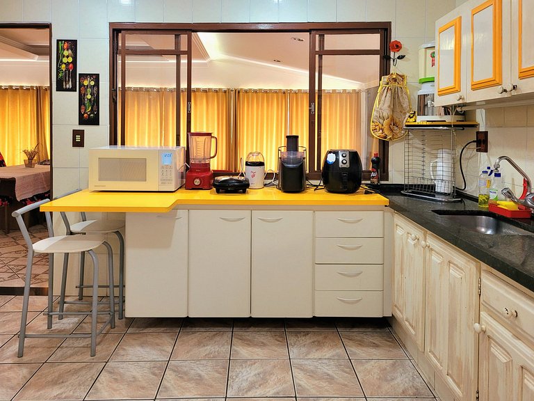 Casa Amarela -04 quartos, vista TOP, churrasqueira