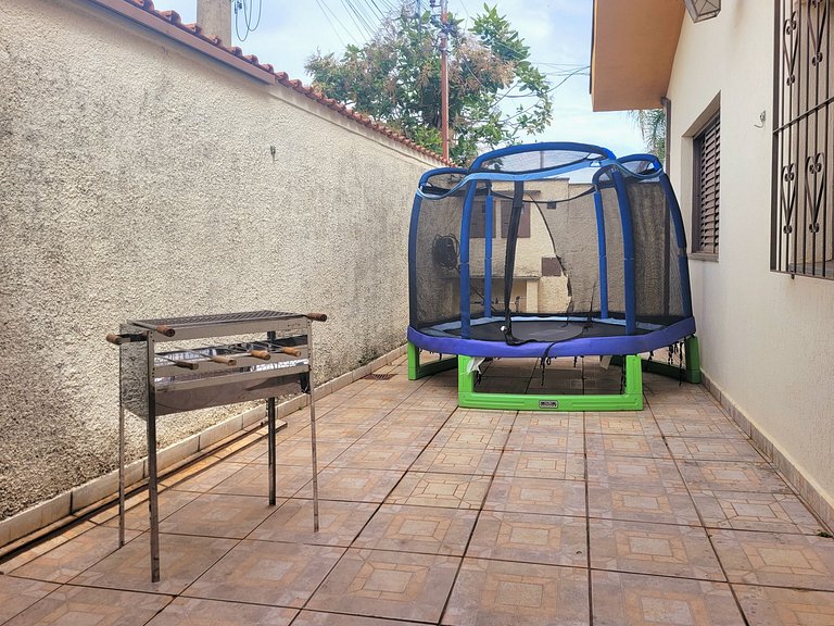 Casa Amarela -04 quartos, vista TOP, churrasqueira