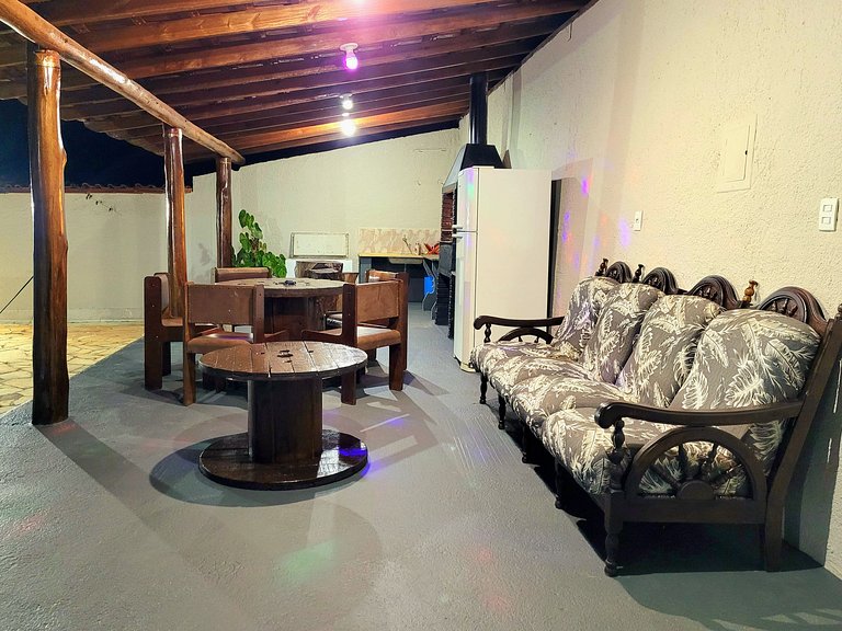 Sítio c/ Piscina, Churrasqueira e Sala de Jogos