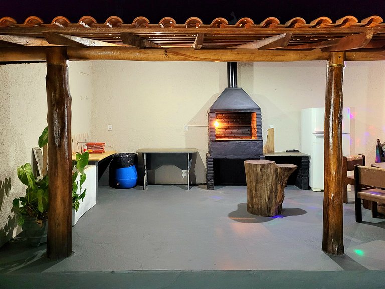 Sítio c/ Piscina, Churrasqueira e Sala de Jogos