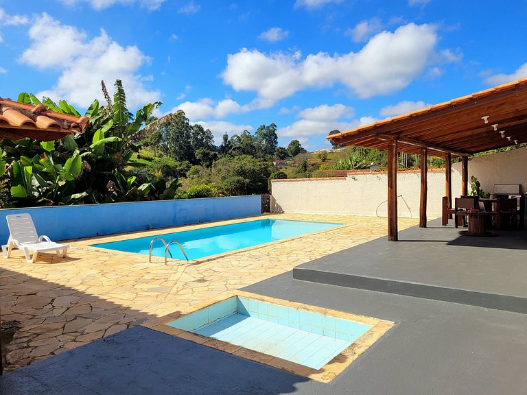 Sítio c/ Piscina, Churrasqueira e Sala de Jogos