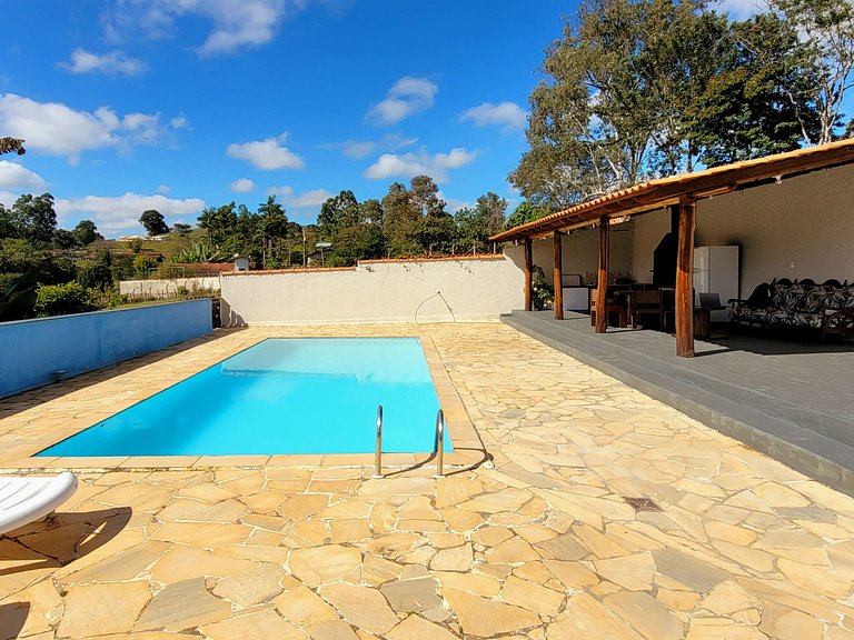 Sítio c/ Piscina, Churrasqueira e Sala de Jogos