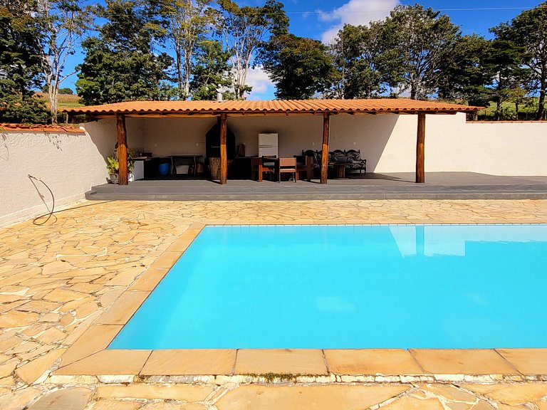 Sítio c/ Piscina, Churrasqueira e Sala de Jogos