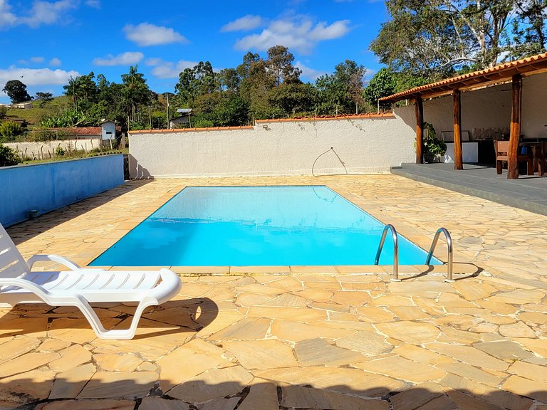 Sítio c/ Piscina, Churrasqueira e Sala de Jogos