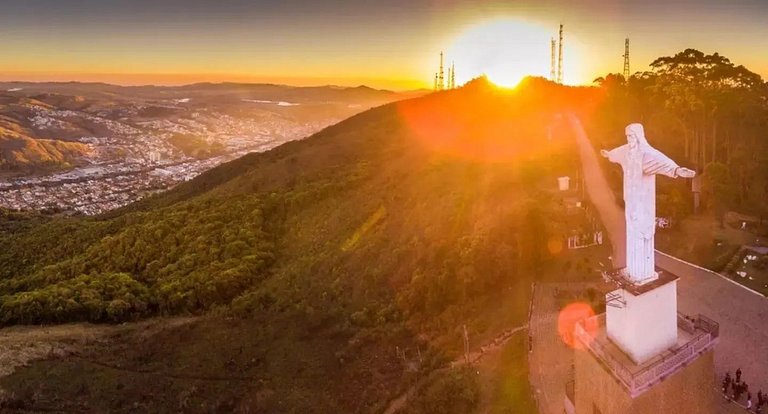 Vista Top - Casa prox centro 3Qts c/ churrasqueira