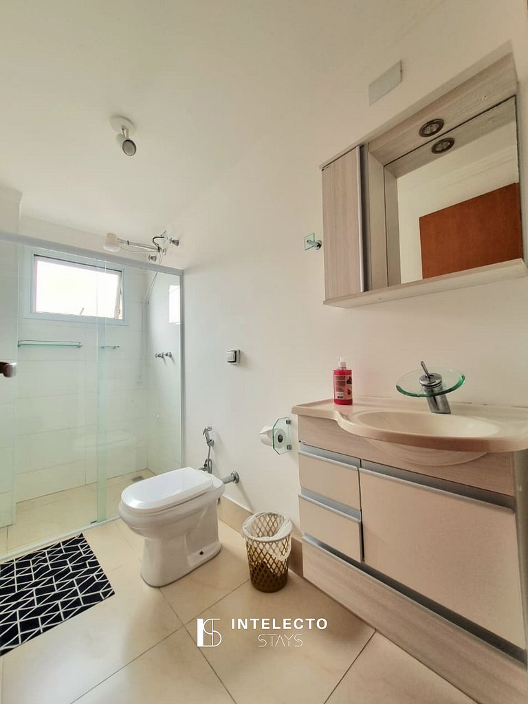 Ap espaçoso C/ Varanda à poucos minutos do centro