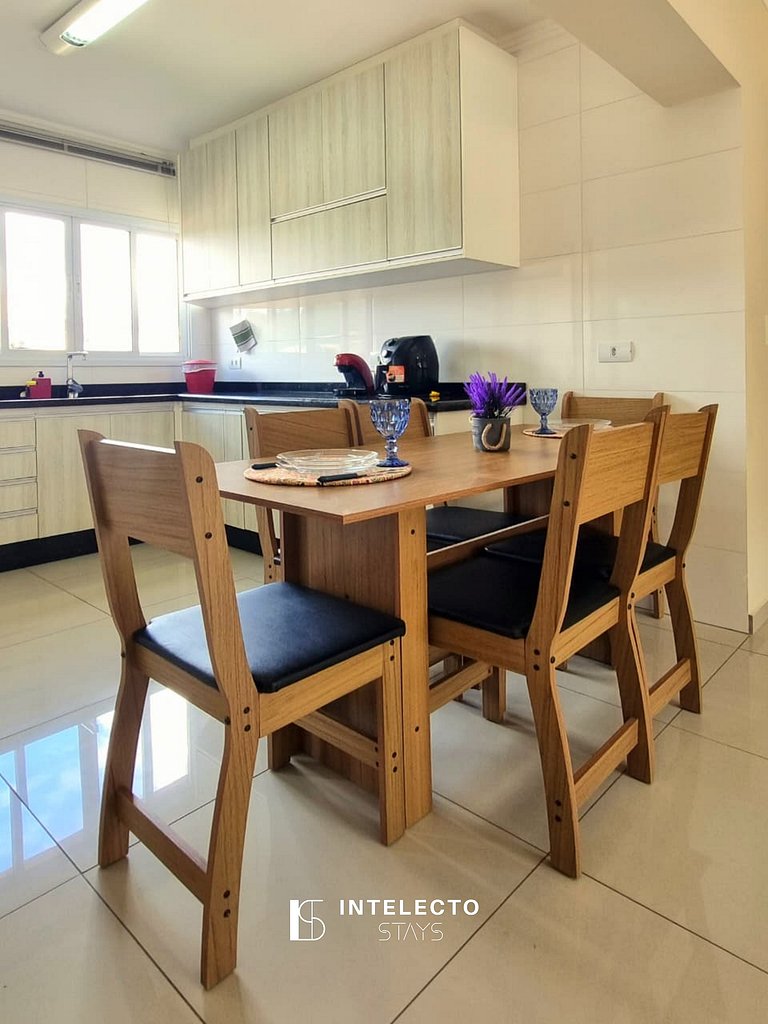 Ap espaçoso C/ Varanda à poucos minutos do centro