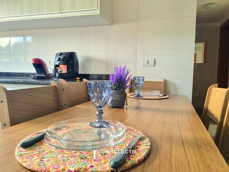 Ap espaçoso C/ Varanda à poucos minutos do centro