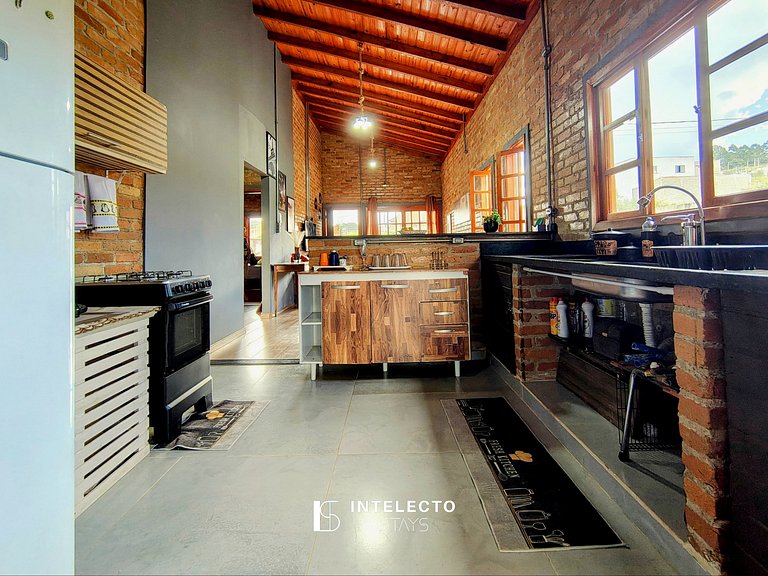 Chácara aconchegante c/piscina e churrasqueira