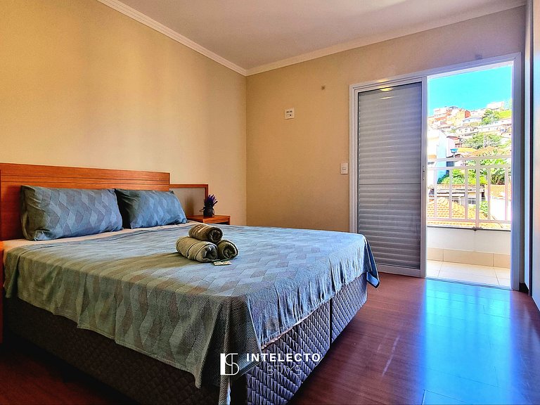 Ap espaçoso C/ Varanda à poucos minutos do centro