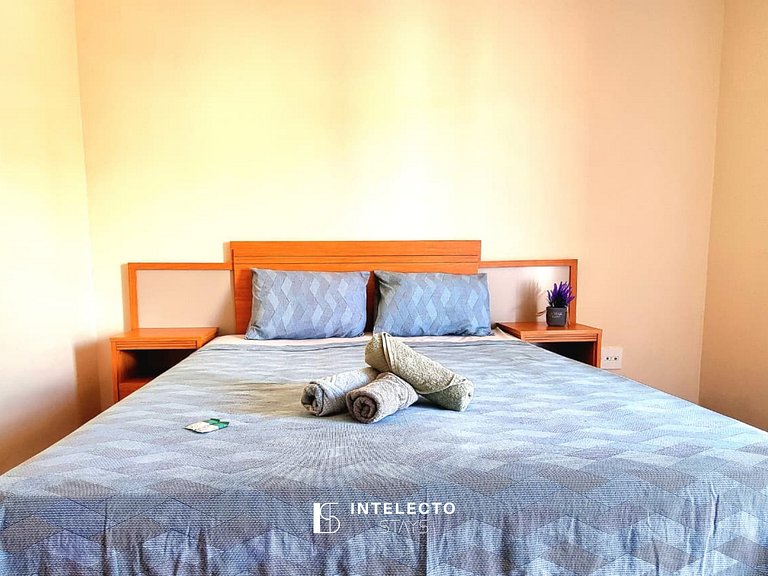 Ap espaçoso C/ Varanda à poucos minutos do centro