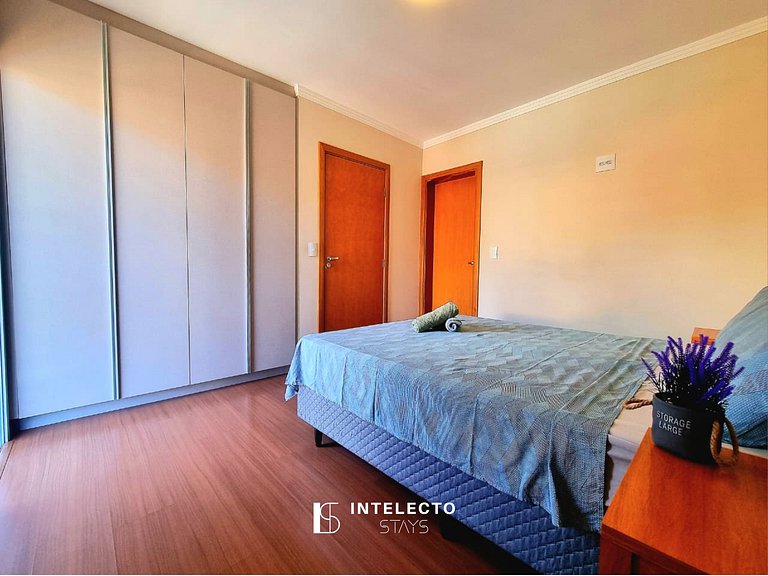 Ap espaçoso C/ Varanda à poucos minutos do centro