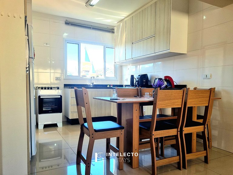 Ap espaçoso C/ Varanda à poucos minutos do centro