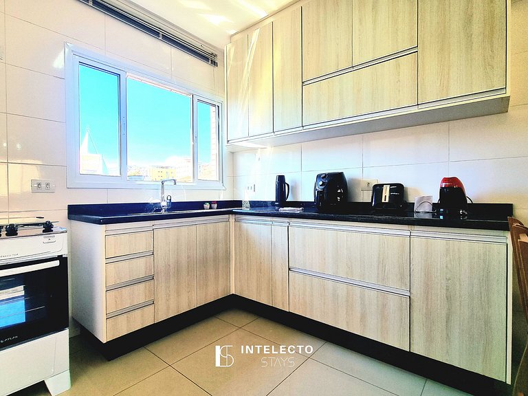 Ap espaçoso C/ Varanda à poucos minutos do centro