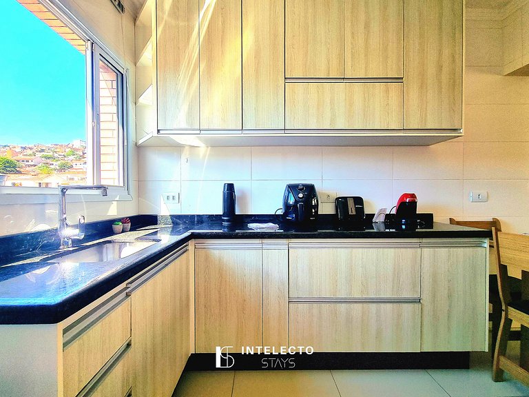 Ap espaçoso C/ Varanda à poucos minutos do centro