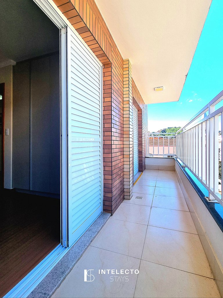 Ap espaçoso C/ Varanda à poucos minutos do centro