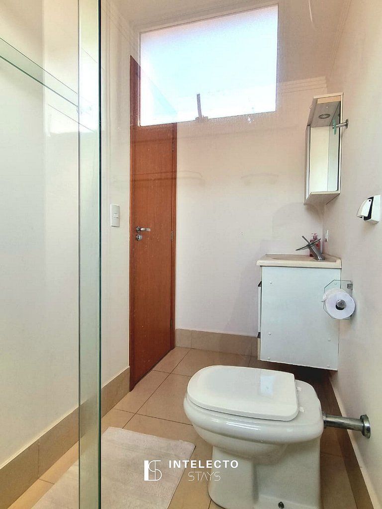 Ap espaçoso C/ Varanda à poucos minutos do centro