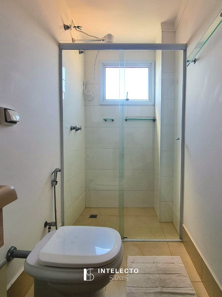 Ap espaçoso C/ Varanda à poucos minutos do centro