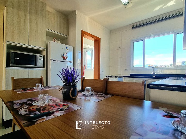 Ap espaçoso C/ Varanda à poucos minutos do centro