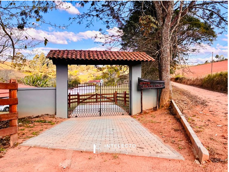 Sítio c/ Piscina, Churrasqueira e Sala de Jogos